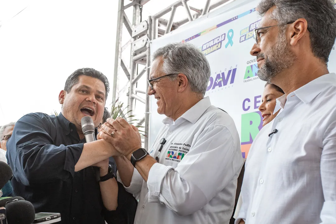 Alcolumbre ao lado de Alexandre Padilha durante evento em Macapá.