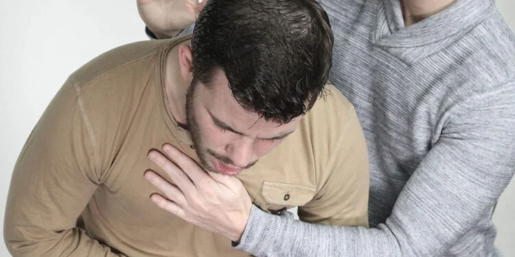 Engasgo ocorre quando as vias aéreas ficam subitamente bloqueadas, parcial ou totalmente