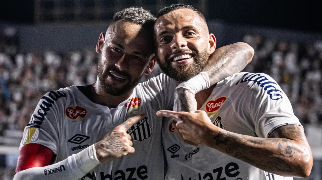 Neymar comemora ao lado de Guilherme Augusto, artilheiro do Santos em 2025