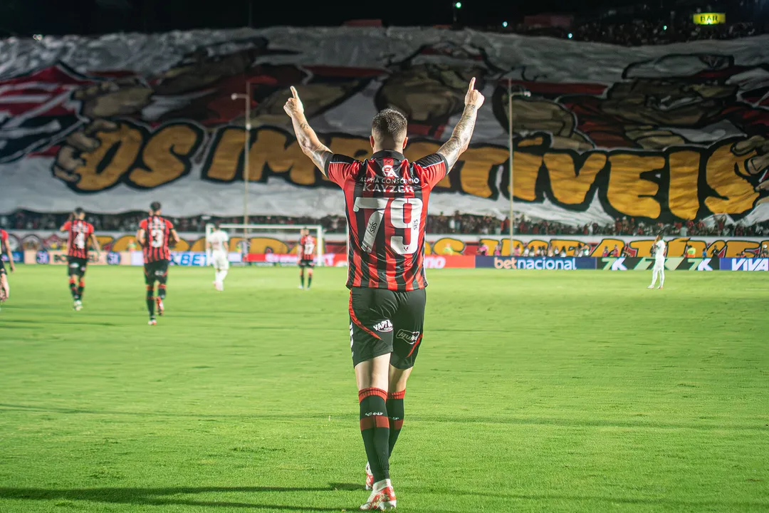 Renato Kayzer apontando para torcida depois de marcar um gol