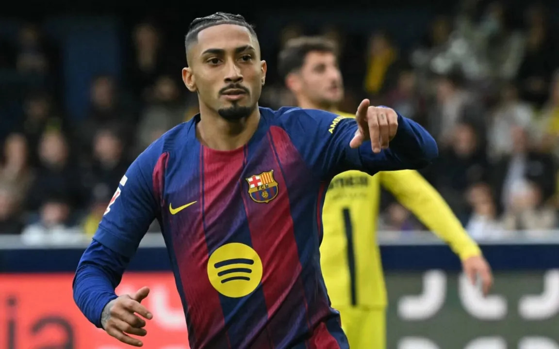 Atacante Raphinha entrou no top 50 dos principais artilheiros da história do Barcelona