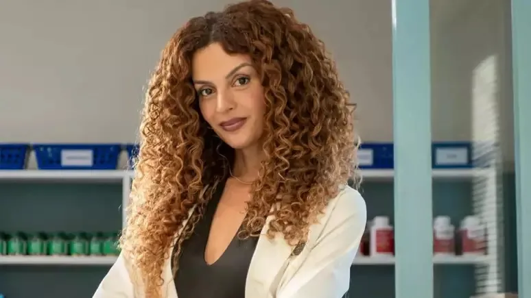 Conhecida por interpretar Viviane na novela Três Graças