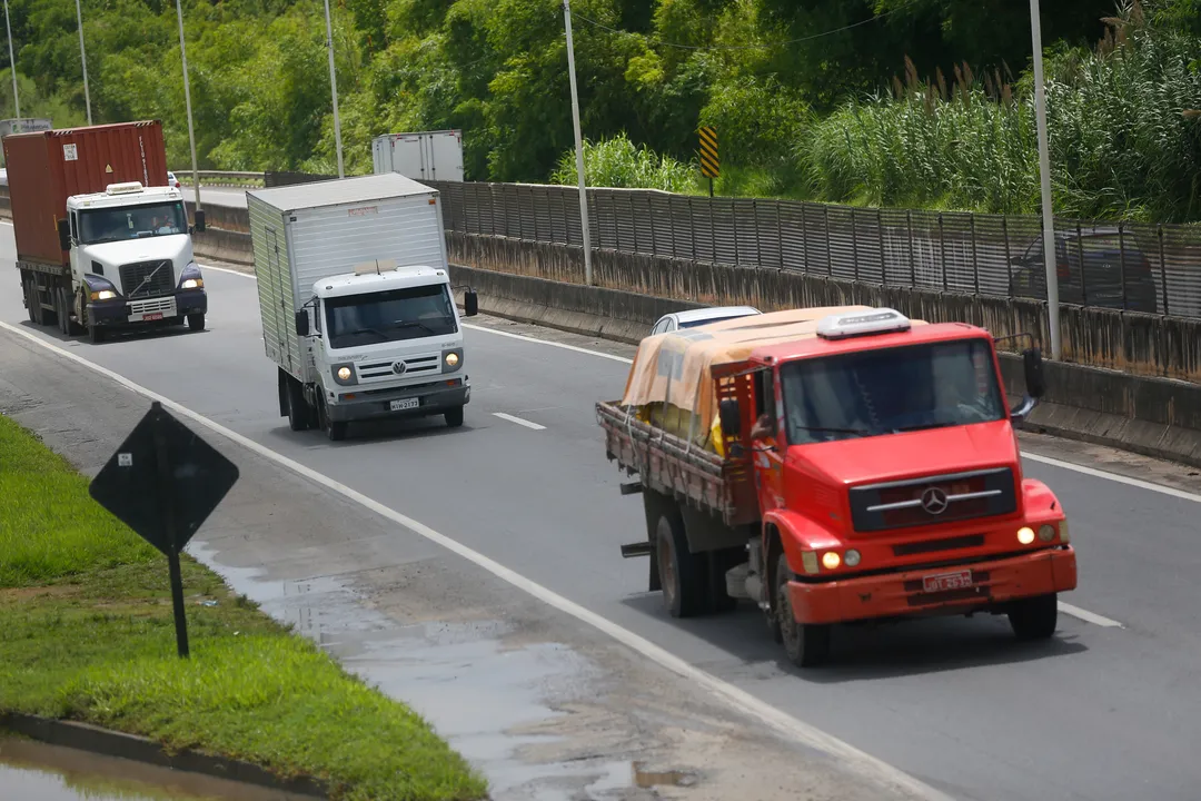 Ação de distribuição de lanche e água para caminhoneiros na BR-324, em Simões Filho, e na BR-116, em Feira de Santana.