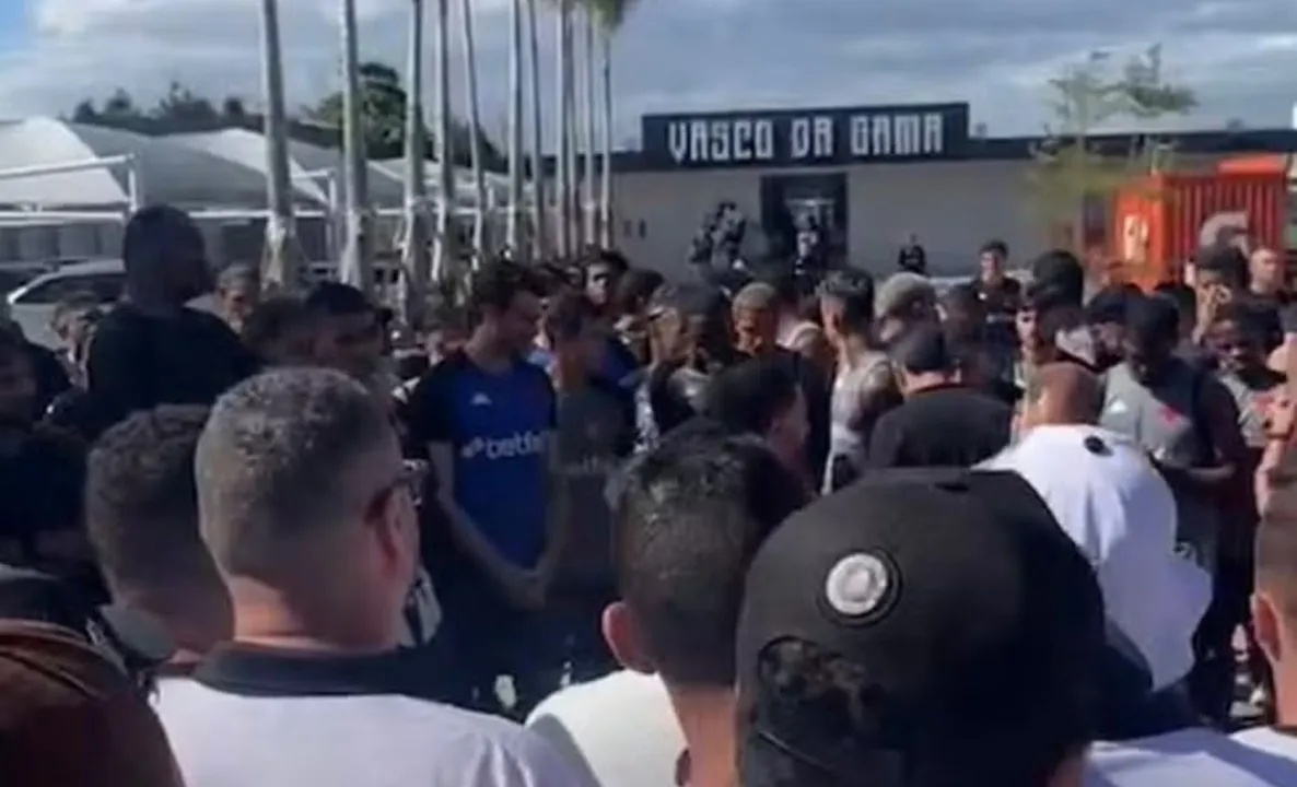 Integrantes de uma torcida organizada do Vasco no CT Moacyr Barbosa