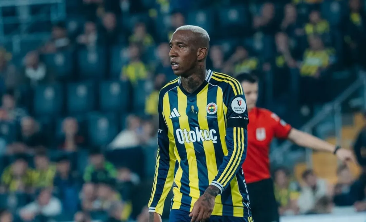 Anderson Talisca em campo pelo  Fenerbahçe, da Turquia