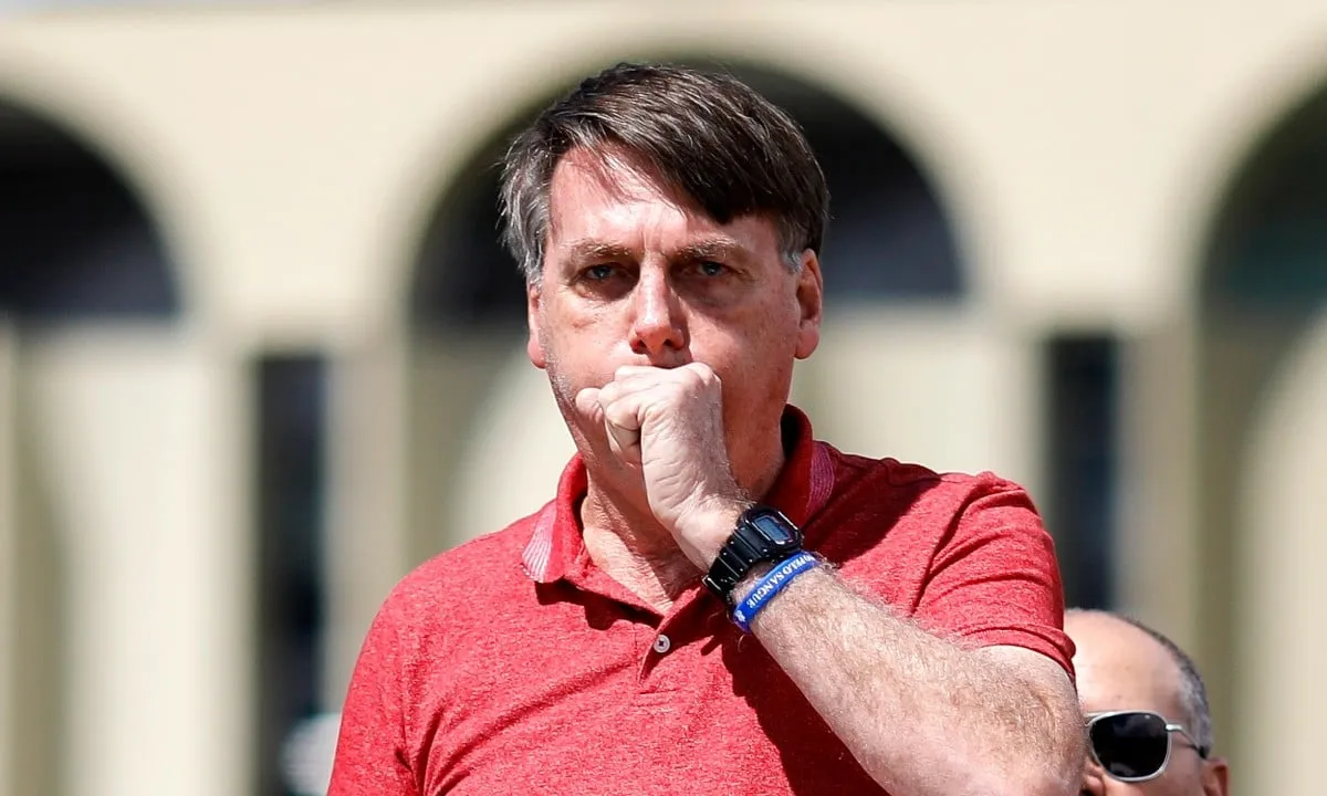 Bolsonaro permanece com crises de soluço
