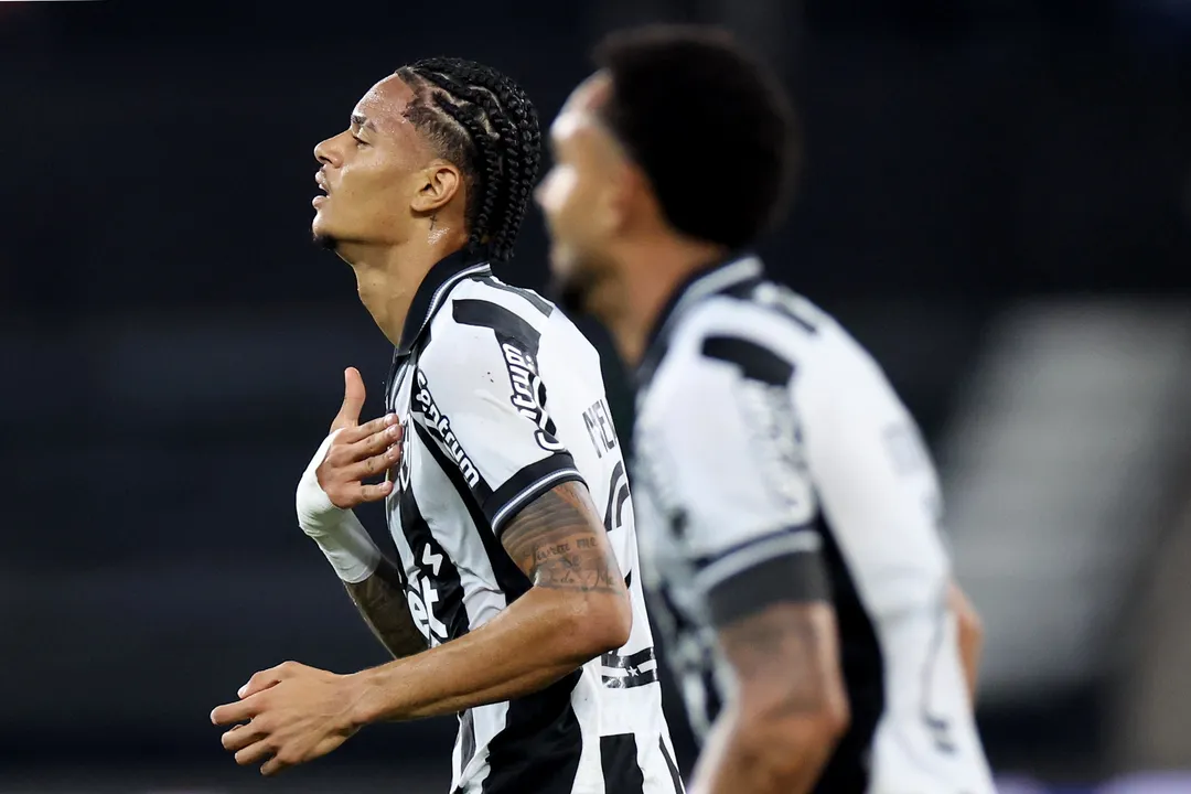 Newton comemorando gol pelo Botafogo