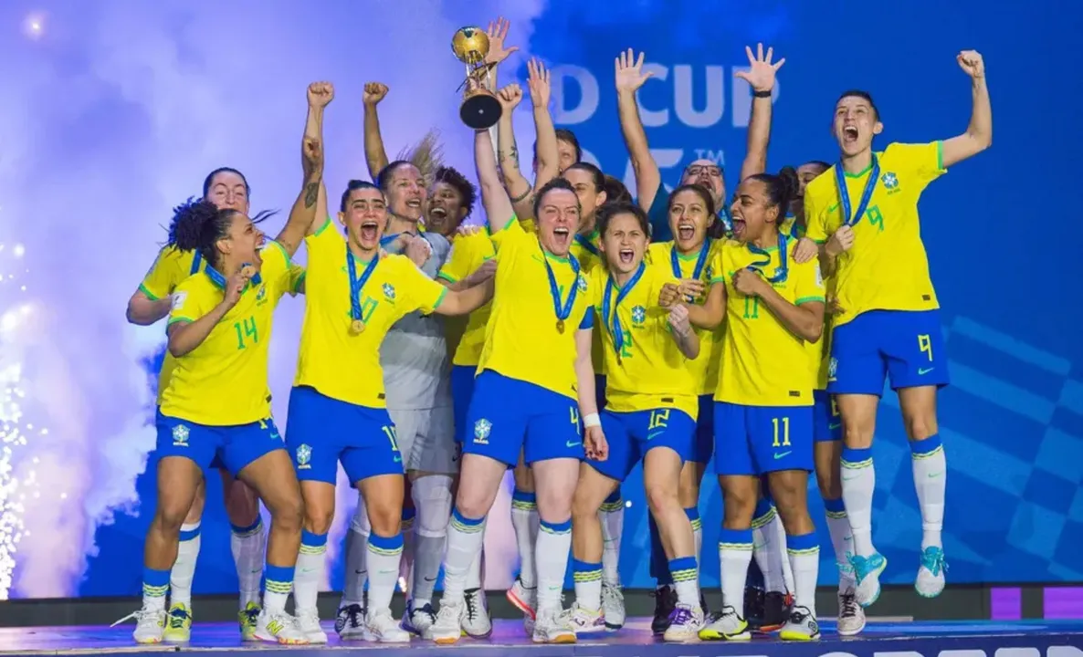 Seleção Brasileira Feminina comemorando título inédito