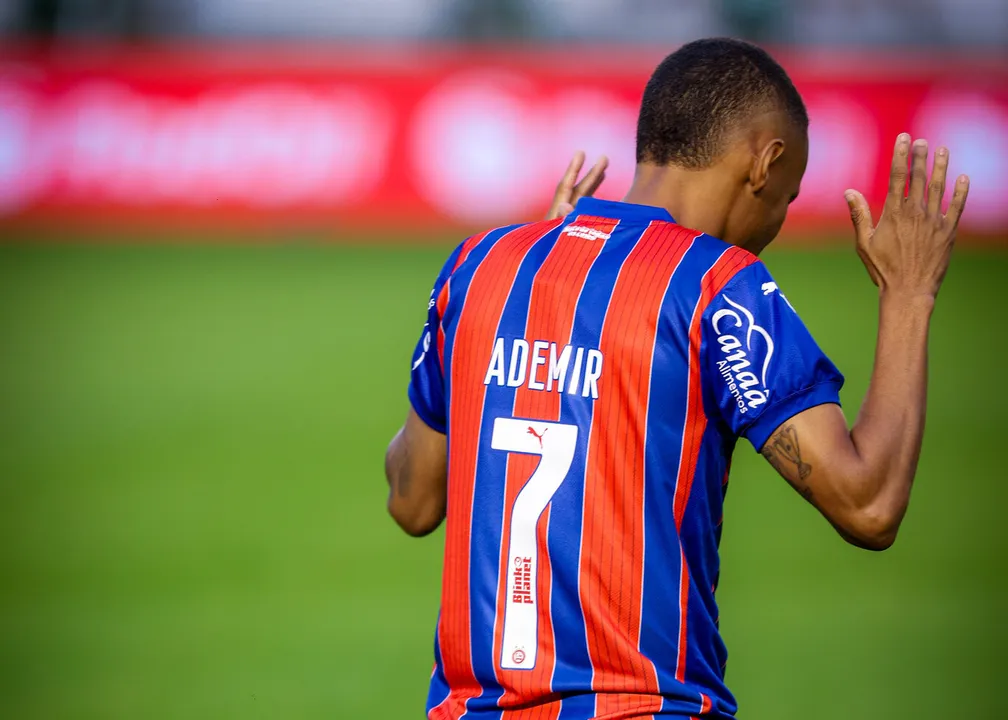 Ademir, atacante do Bahia, em momento de oração