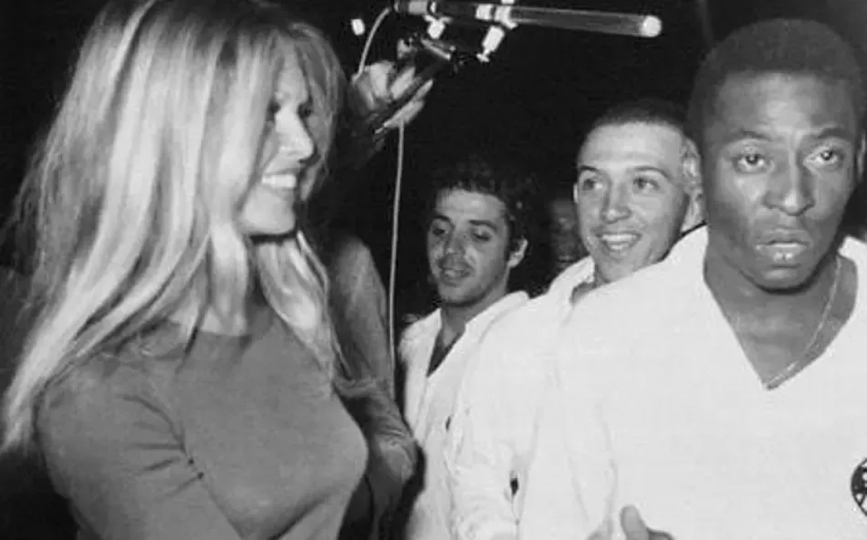 Brigitte Bardot e Pelé no amistoso em Paris