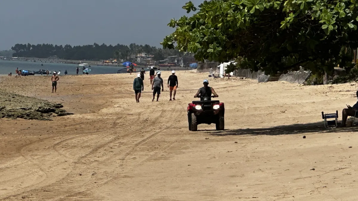Quadriciclo transita livremente em praia na Bahia