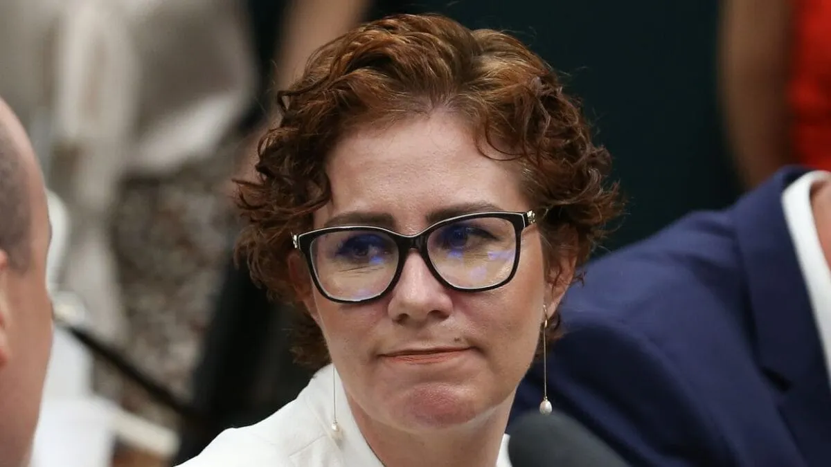 Alexandre de Moraes cassou o mandato de Carla Zambelli