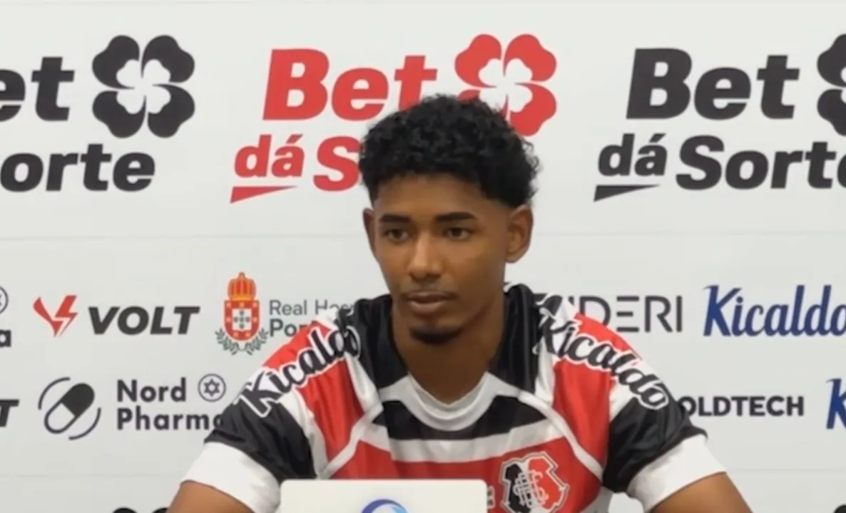 Vitinho em apresentação oficial no Santa Cruz