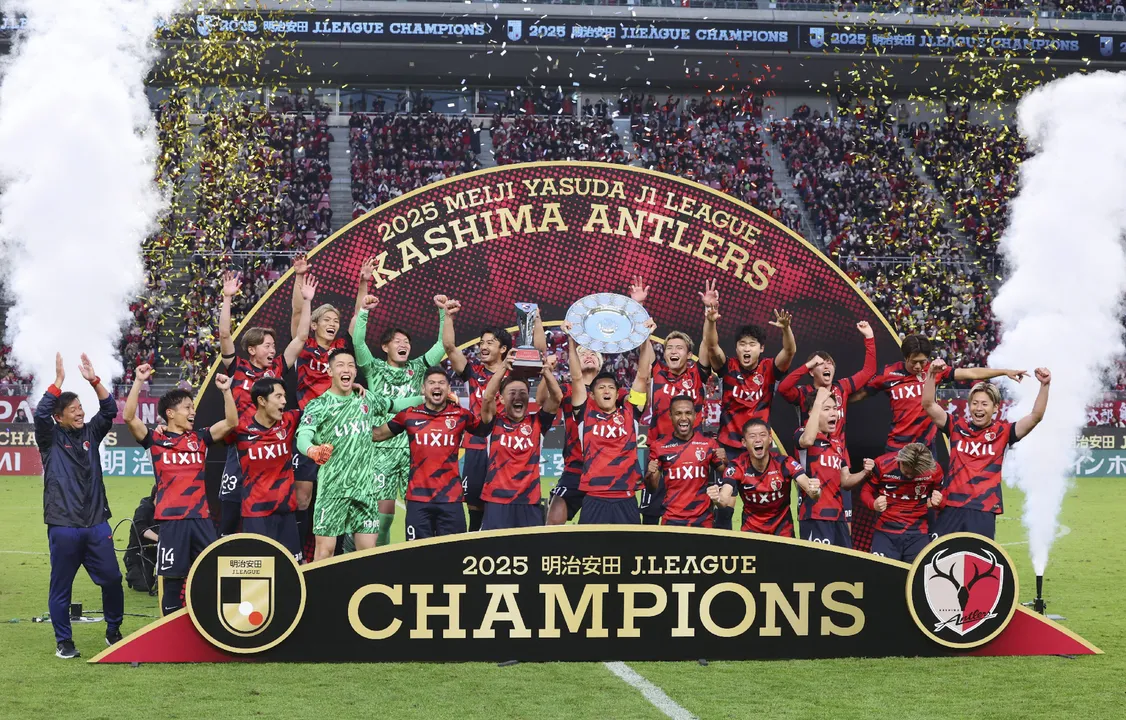 Ex-Vitória faz história e fatura a J-League