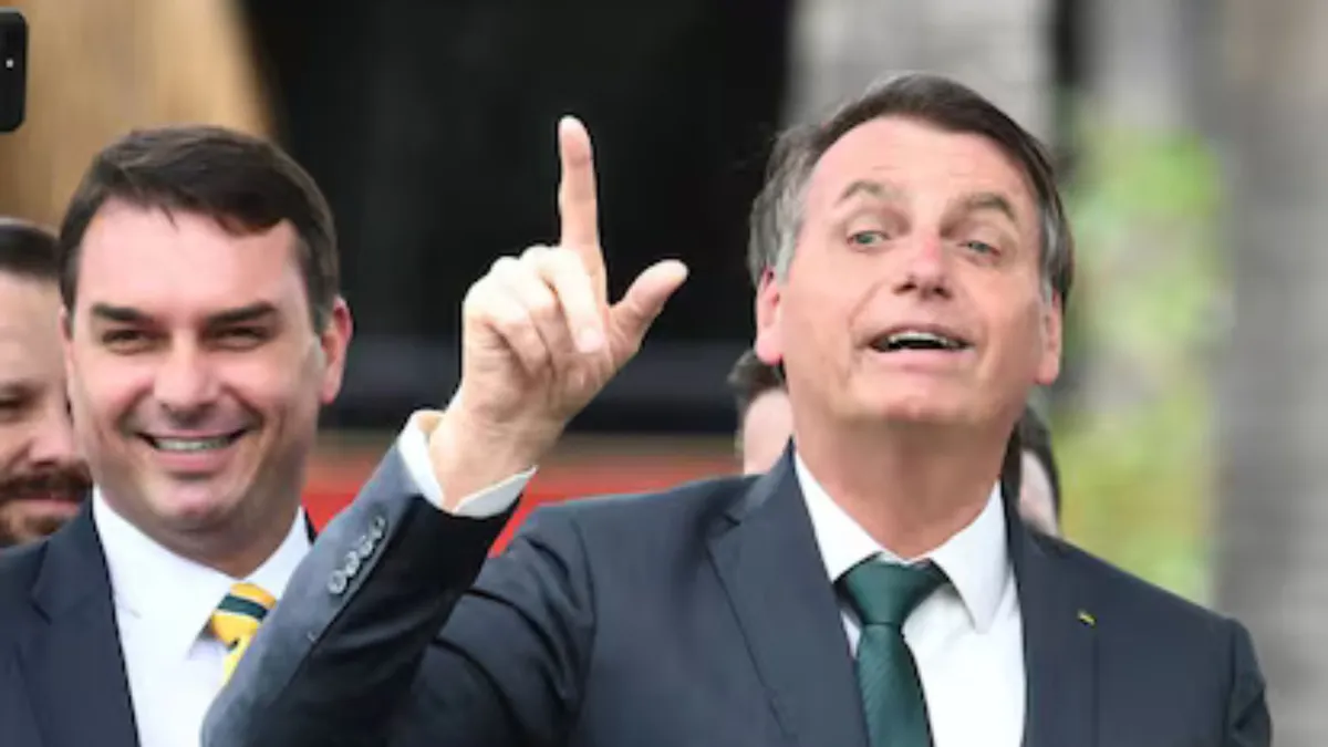 Flávio Bolsonaro ao lado do pai, o ex-presidente Jair Bolsonaro