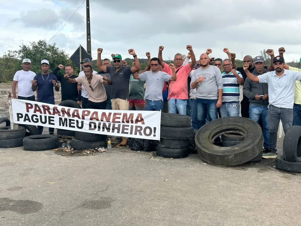 Trabalhadores protestam contra falta de pagamentos de salários.