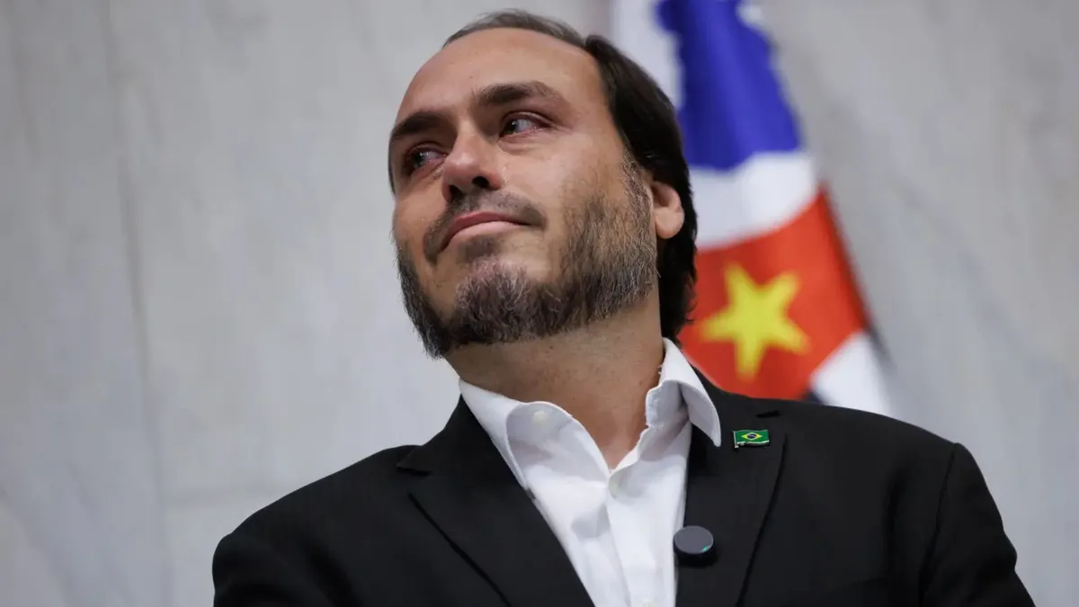 Carlos Bolsonaro deixa mandato como vereador do Rio de Janeiro