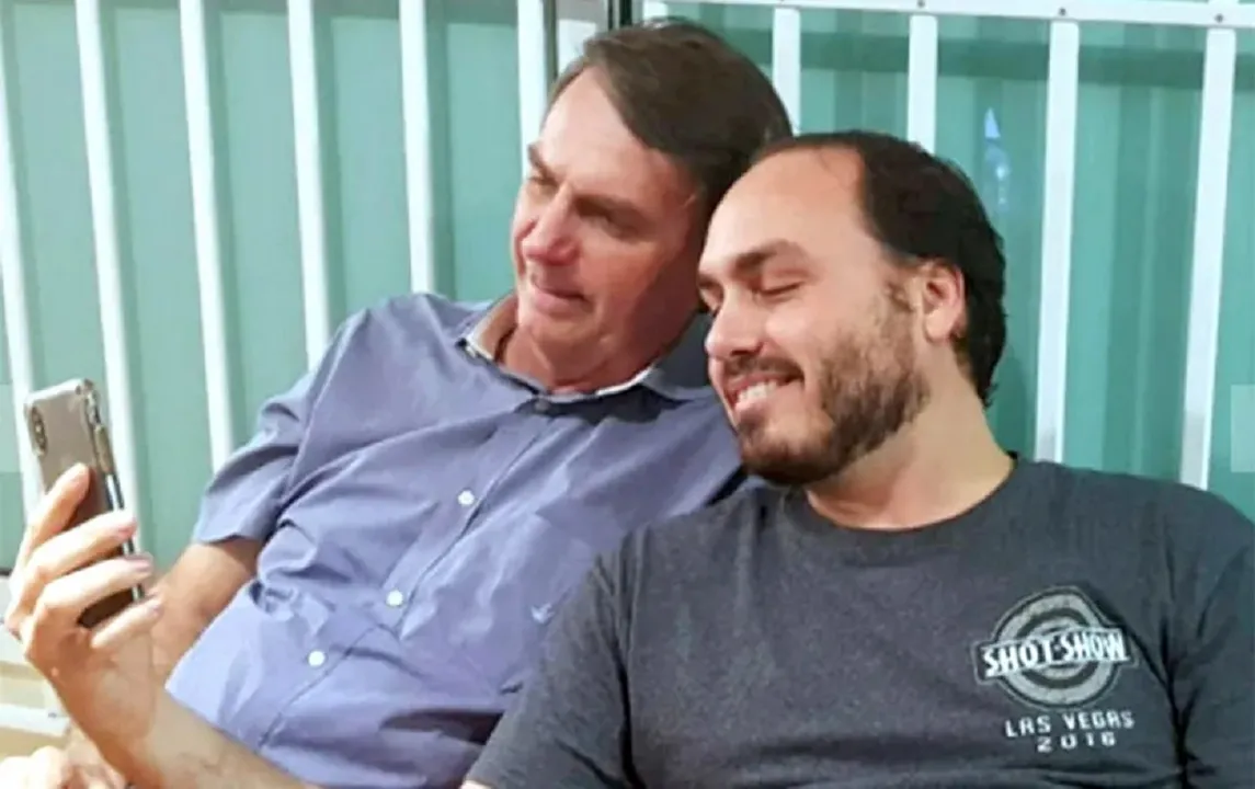 Carlos Bolsonaro visitou o pai, Jair Bolsonaro, no hospital DF Star, em Brasília