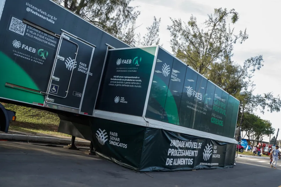 Carreta-escola está estacionada próximo ao estúdio da Casa A TARDE