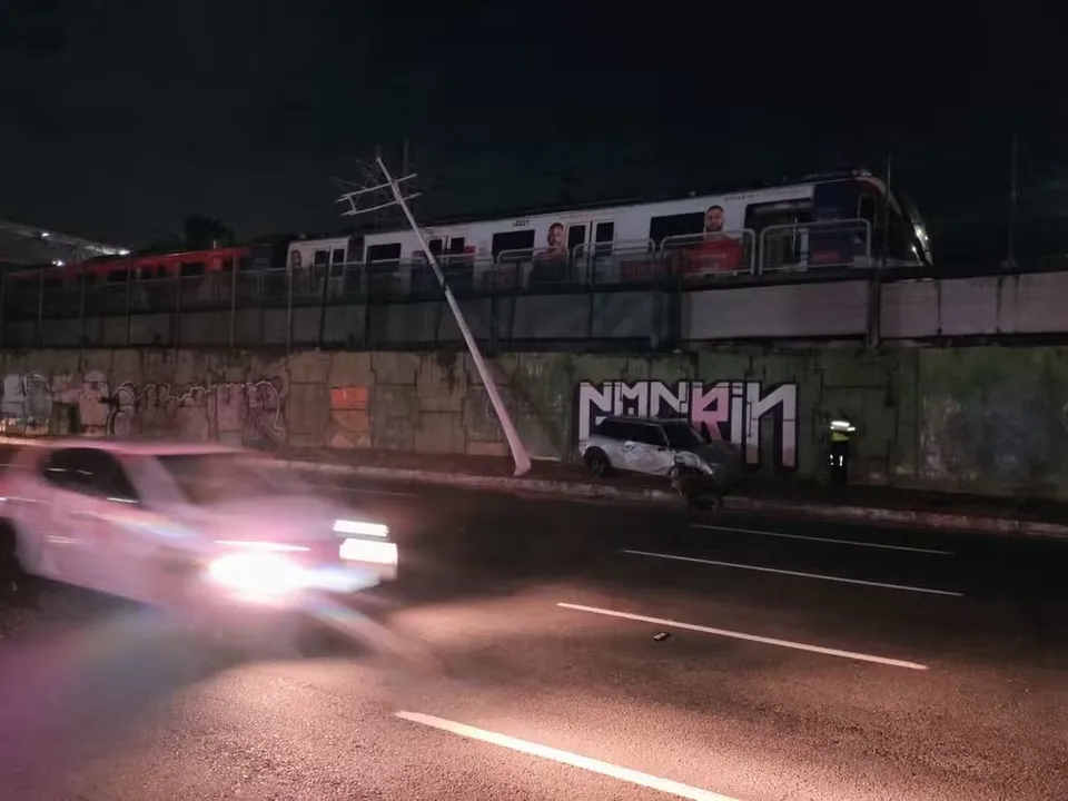 A área foi isolada pela Transalvador, que também ficou responsável pela remoção do veículo