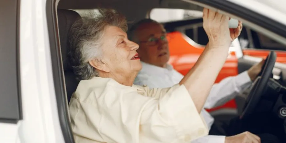 Idosos podem ter desconto em comprar carros