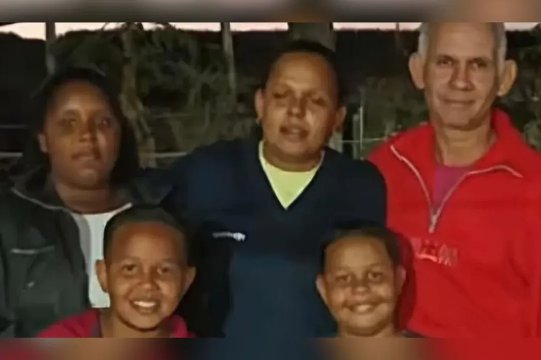 Milton Gonçalves Filho veste uma roupa vermelha e aparece à direita da foto