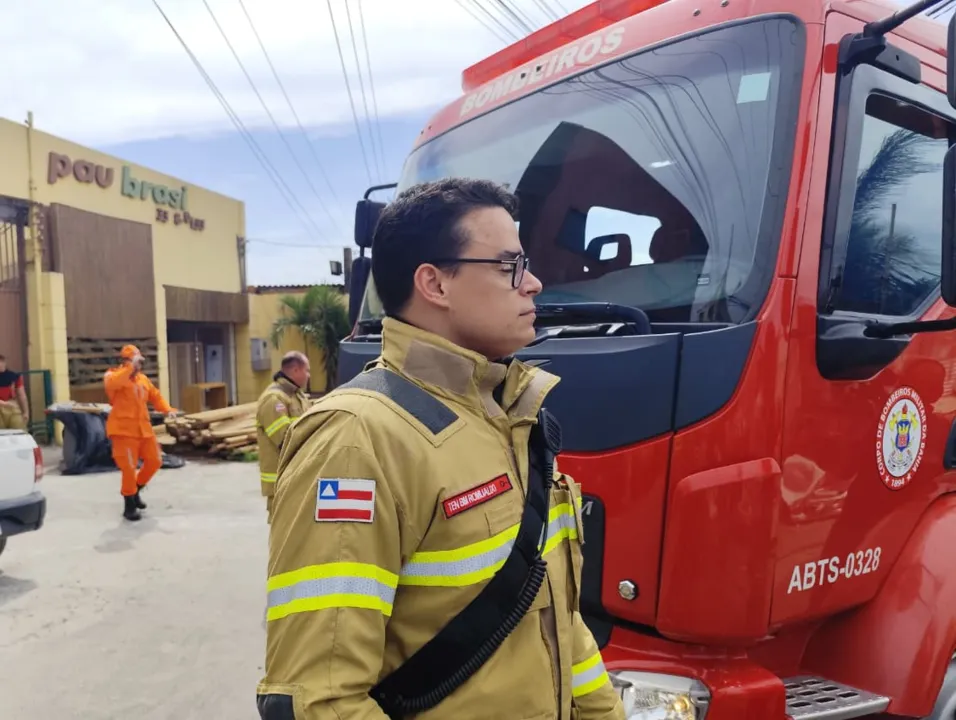 Imagem ilustrativa da imagem "Cenário muito complexo", diz Bombeiros sobre incêndio em ferro-velho