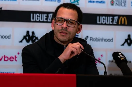 Treinador Liam Rosenior em coletiva