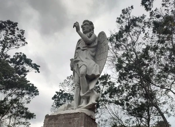 Cidade de concurso com alto salário tem estátua de Lúcifer