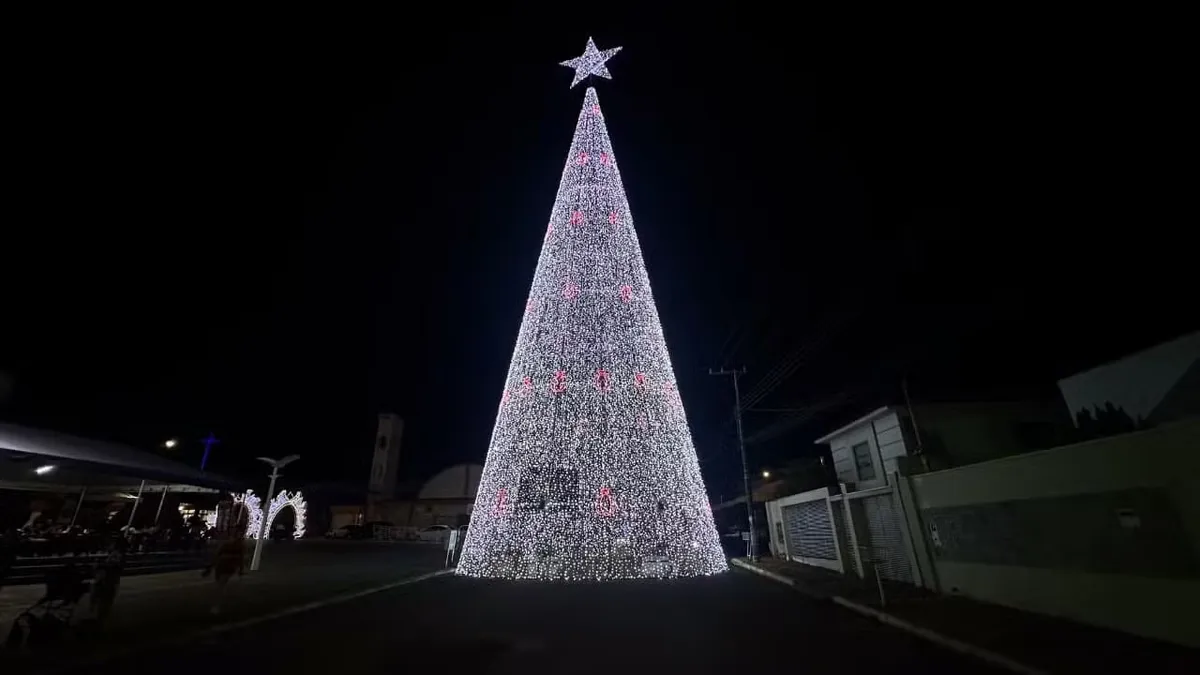 Decoração foi feita em via pública, na região da Praça da Matriz, no centro da cidade