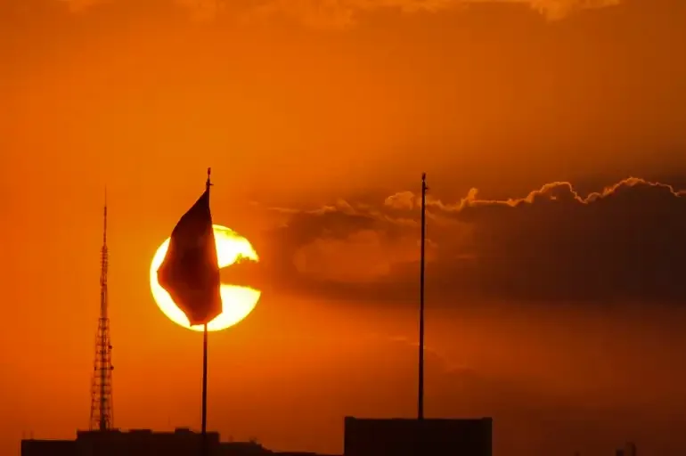 O evento é exclusivo de regiões localizadas entre os trópicos de Câncer e Capricórnio