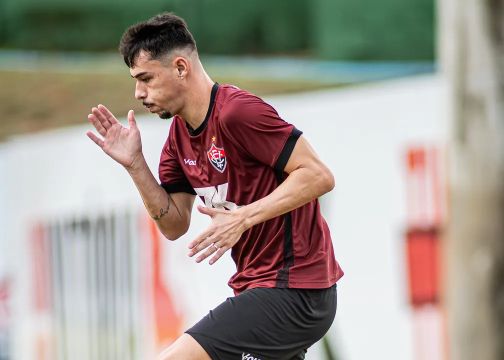 Claudinho, lateral-direito do Vitória