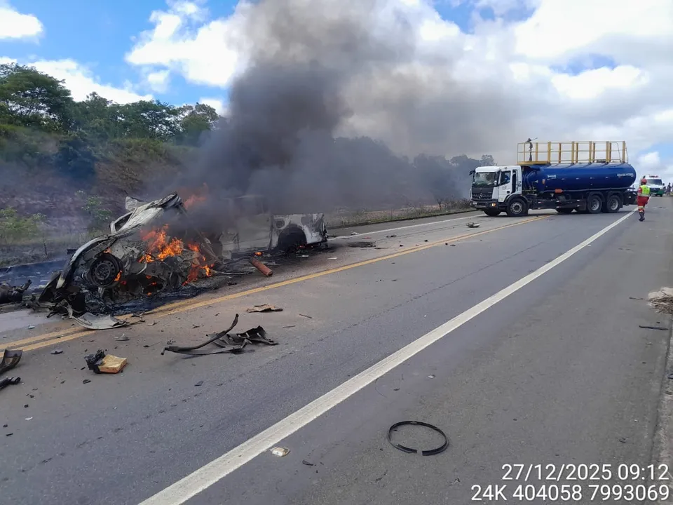 Carros pegaram fogo após colisão