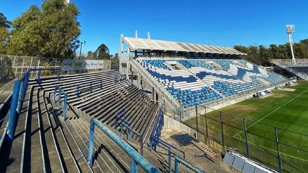 O Estádio Juan Carmelo Zerillo, também conhecido como Estadio del Bosque, é um estádio de futebol argentino
