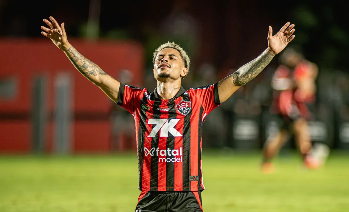 Matheuzinho em campo pelo Vitória