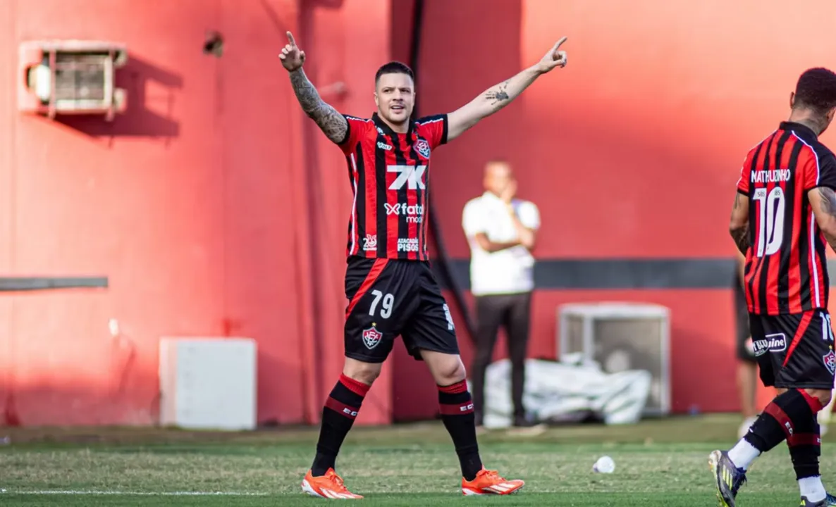 Renato Kayzer em campo pelo Vitória