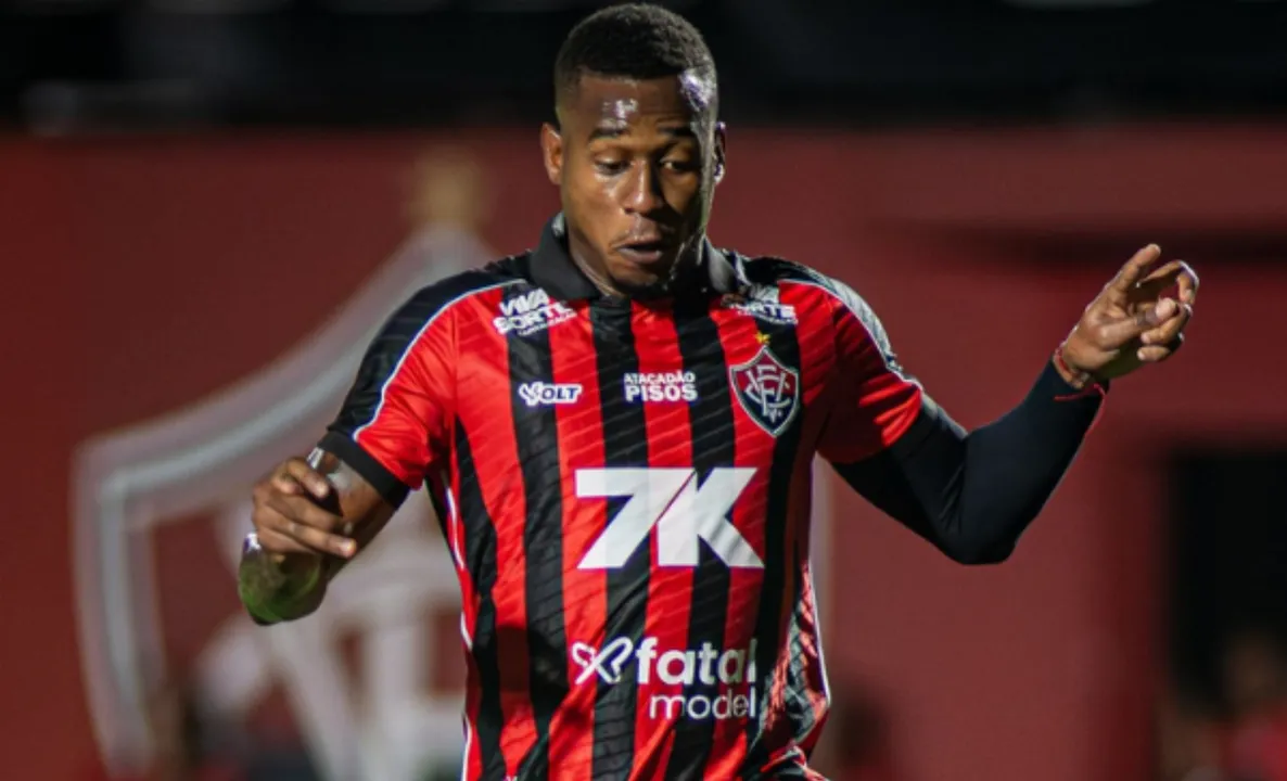 Dudu em campo pelo Vitória