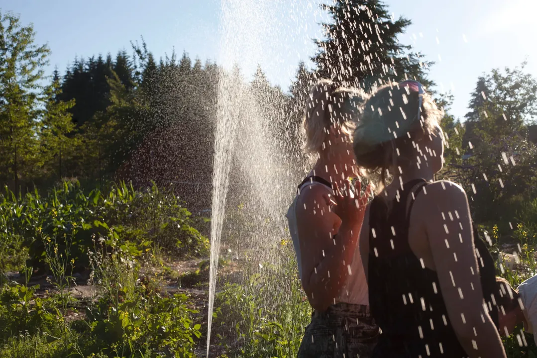 Localizada a cerca de uma hora de Portland, a comunidade é um mosaico de florestas, prados e riachos