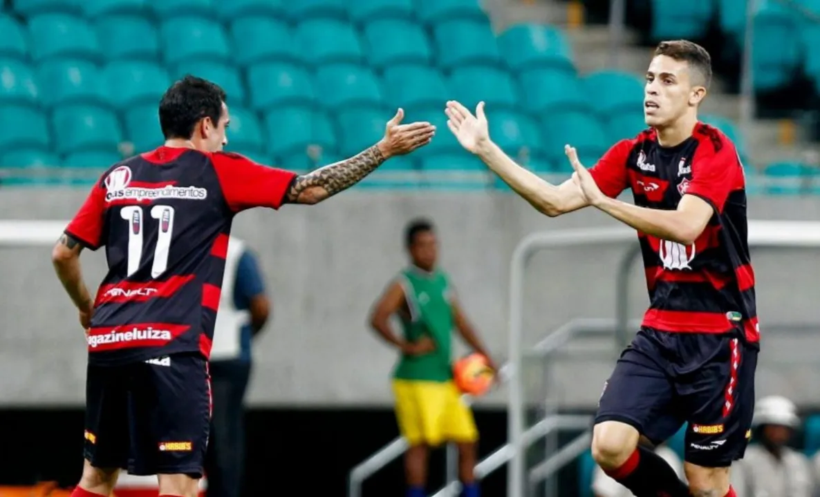 Gabriel Paulsita e Escudero juntos pelo Vitória em 2013