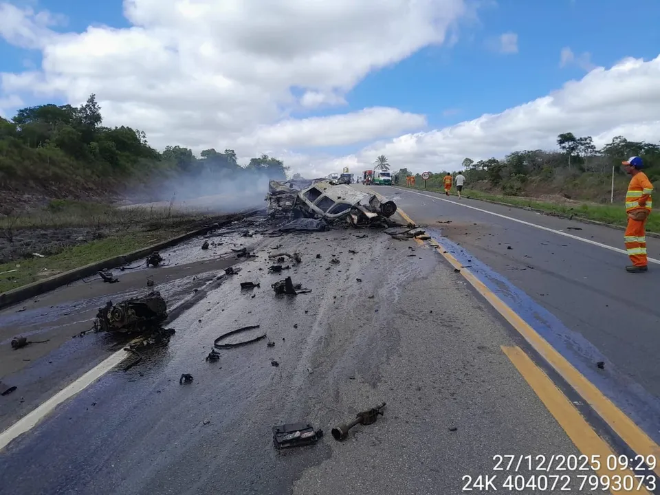 A colisão frontal ocorreu por volta das 8h50 próximo à divisa com o Espírito Santo