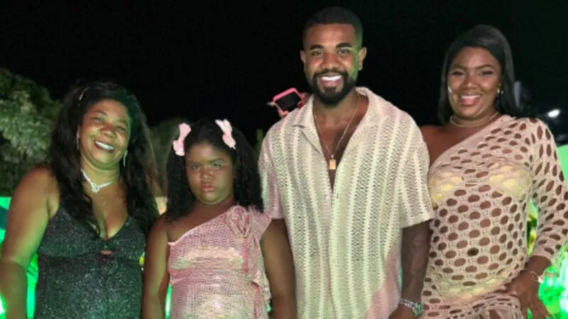 Davi ao lado da da sobrinha, de 9 anos, da irmã, Raquel Brito, e da mãe, Elisangela Brito