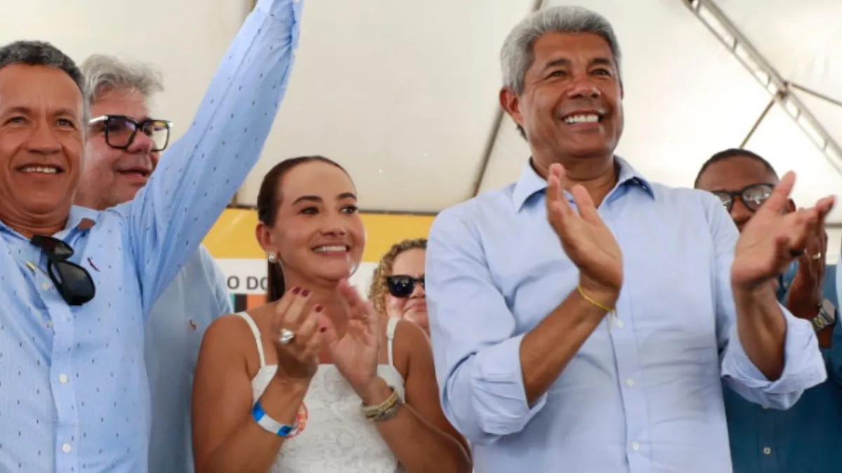 Prefeita de Ribeira do Amparo, Teti Brito, ao lado do governador Jerônimo Rodrigues