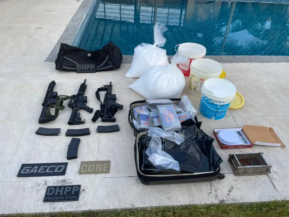 Imagem ilustrativa da imagem Depósito com drogas e fuzis é descoberto na Bahia e prende liderança criminosa