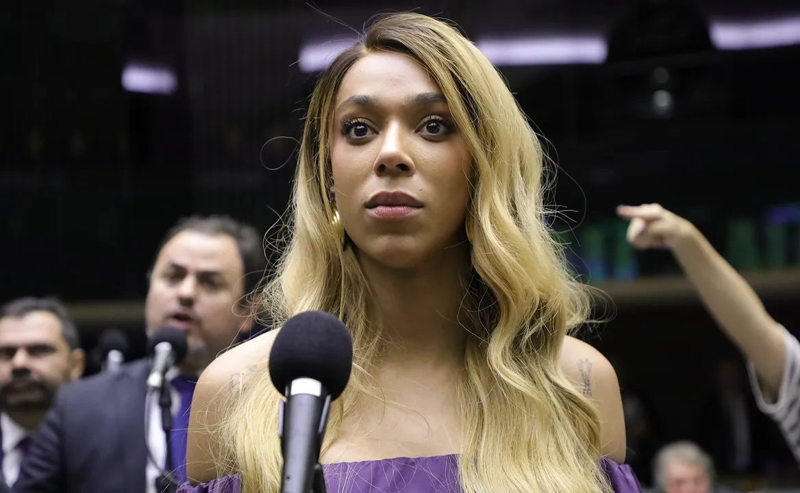 A deputada federal Erika Hilton (PSOL-SP) denunciou e pediu a suspensão da IA do X, o Grok