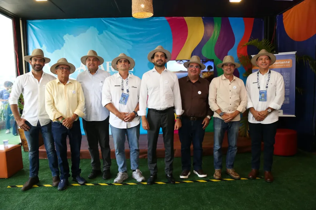 Da esquerda para direita: Tiago Correia, Raimundinho da JR, Luciano Araújo, João Melo Leitão, Manuel Rocha, Antônio Henriques Jr., Paulo Câmara  e Luciano Neves.