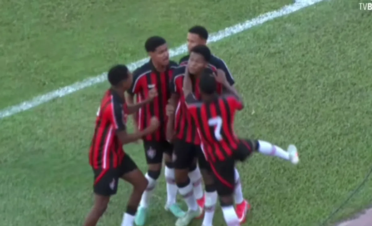 Jogadores do Vitória comemorando gol no Estádio Pituaçu