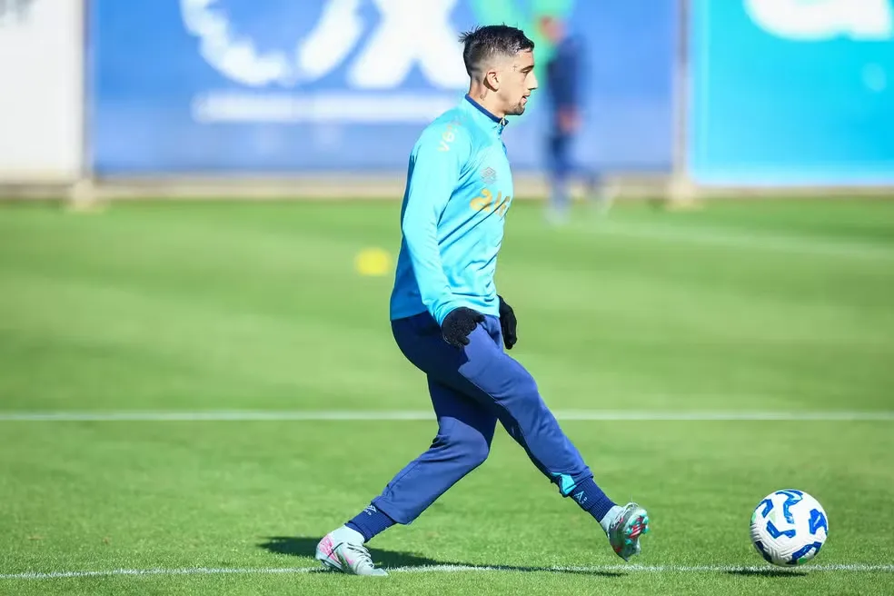 Kike Olivera em treino do Grêmio