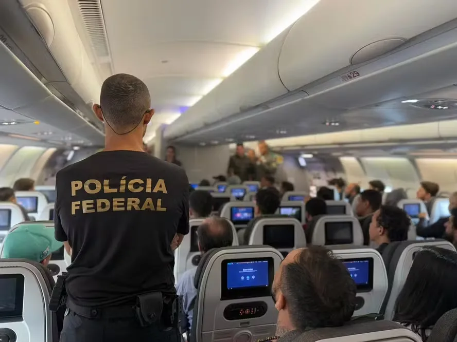 Policial federal acompanha brasileiros deportados dos EUA em voo