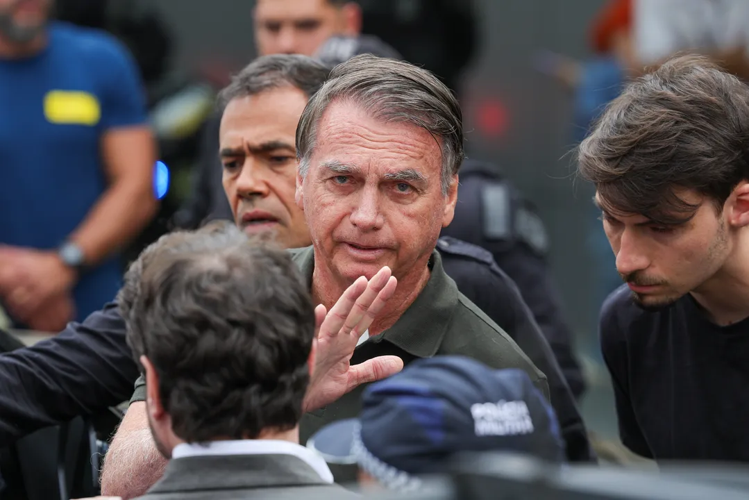O ex-presidente Jair Bolsonaro, acompanhado de seu filho, Jair Renan