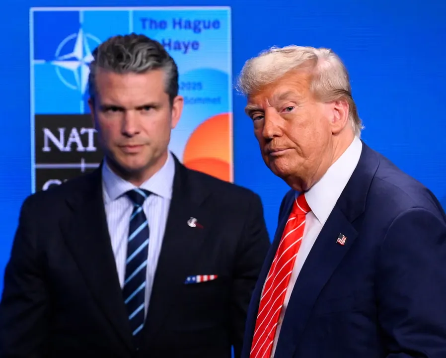 Donald Trump, presidente dos Estados Unidos, ao lado do secretário de Guerra Pete Hegseth